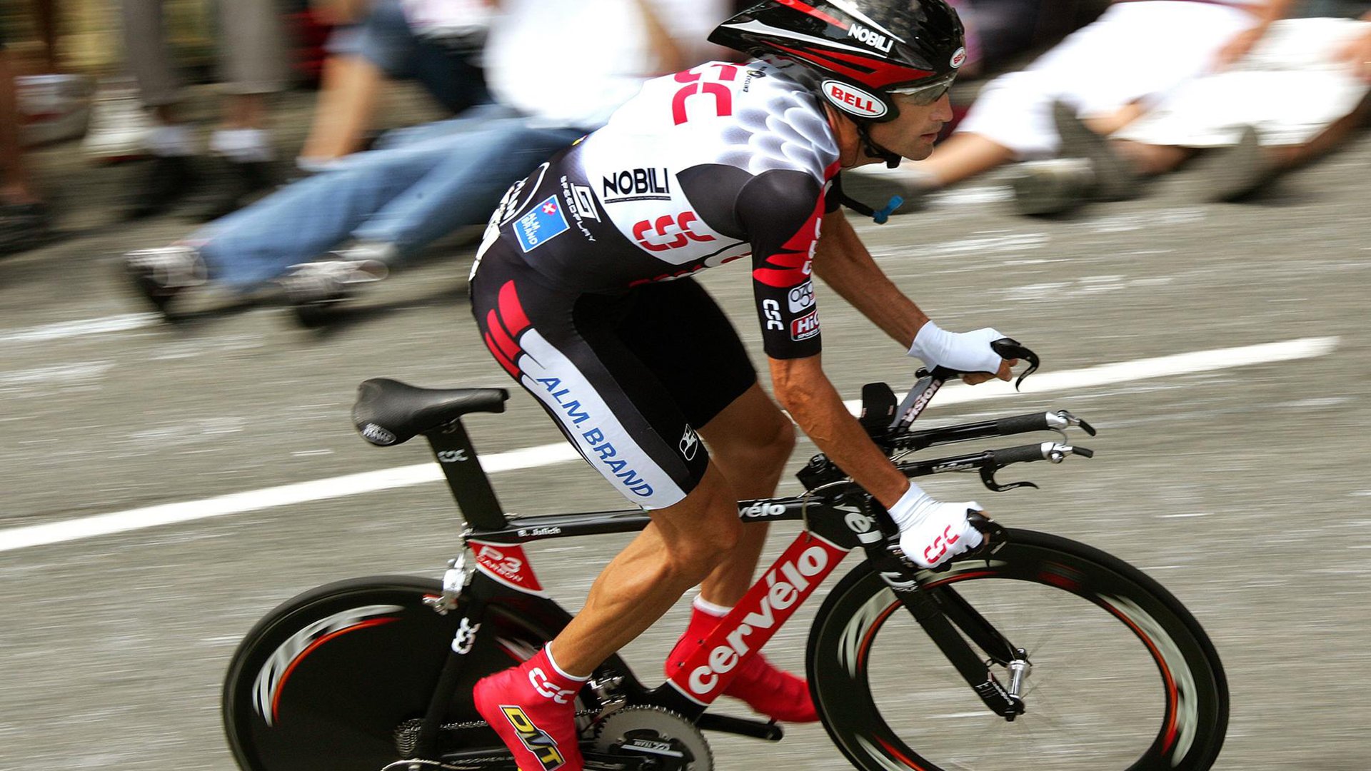 爱游戏官方论坛-快节奏比赛中如何避免节奏过冲导致配合脱节，节奏快与节奏慢的辩论